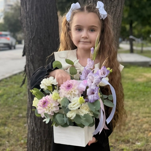 Композиция с георгинами на 1 сентября в белом ящике в Яхроме