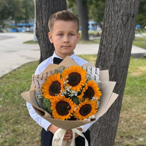Букет на 1 сентября из 5 подсолнухов и лимониума в Яхроме