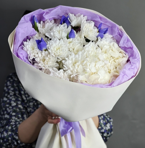 Букет "Грация" из ирисов, гортензии и кустовых хризантем в Яхроме