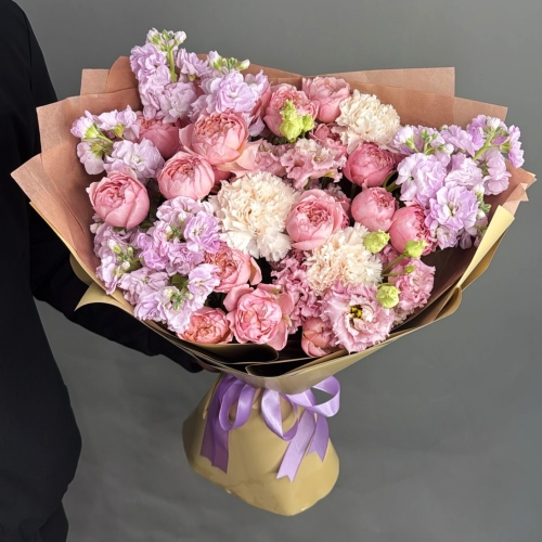 Букет "Амели" из ароматных маттиол, пионовидных кустовых роз Джульетта  эустом и диантусов в Яхроме