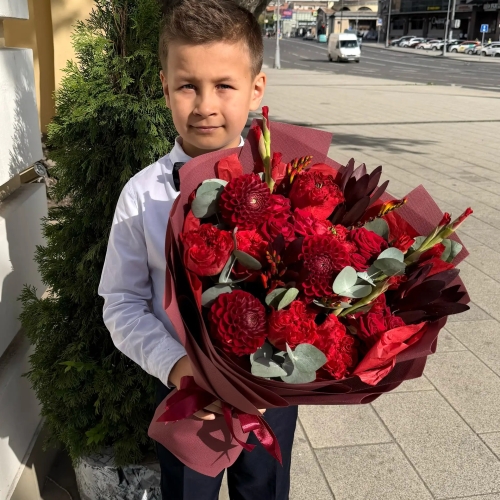 Букет с георгинами, розами и леукадендроном в Яхроме