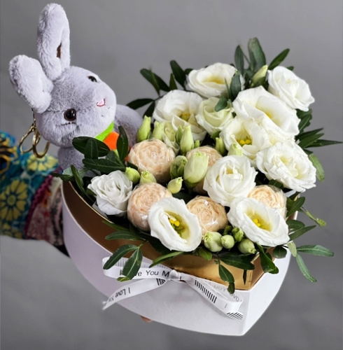 Композиция в коробке сердца из шоколадных пионов и эустом в Яхроме